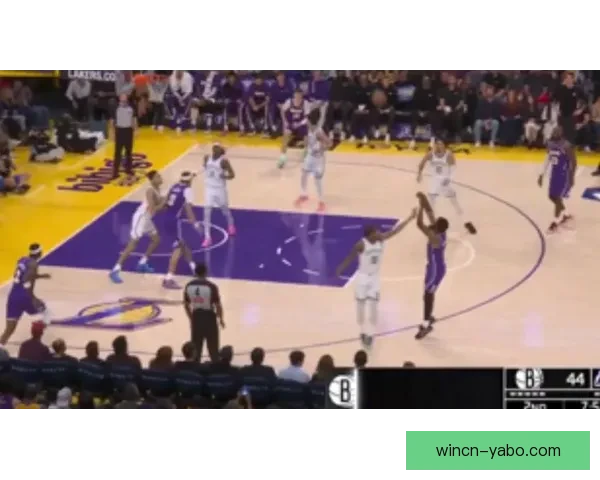 NBA历史首次父子连线 詹姆斯传球布朗尼外线三分命中